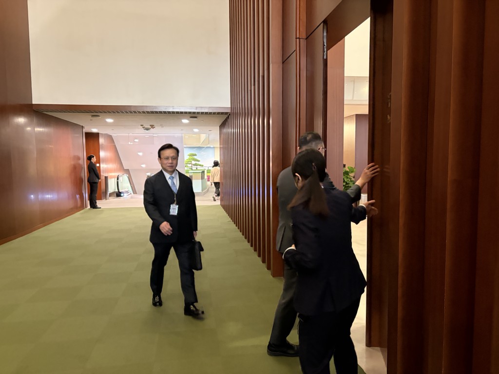 候任議員陸續抵達，在前廳準備。林彥汛攝