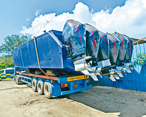 ■警方起出十艘走私快艇」其中一艘「超級大飛」裝有六部舷外機。