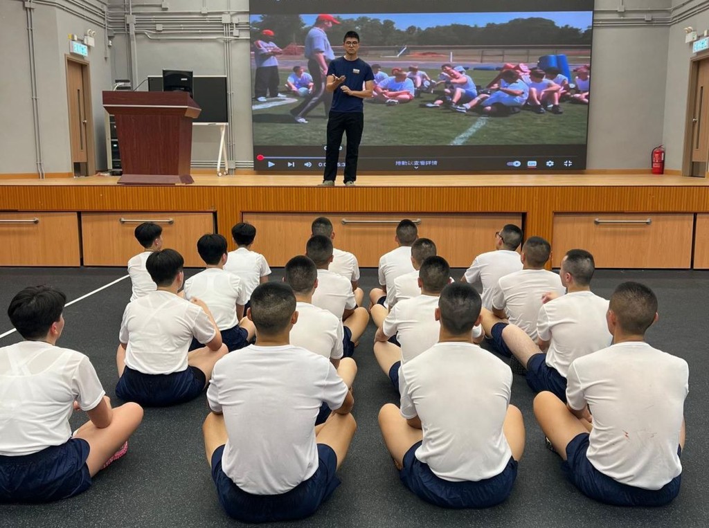 警察學院督察訓練班負責人、警司湯淦維分享其座右銘「Think positive, be positive」，提醒學員不僅要正面思考，更要將正面態度體現於行動中。