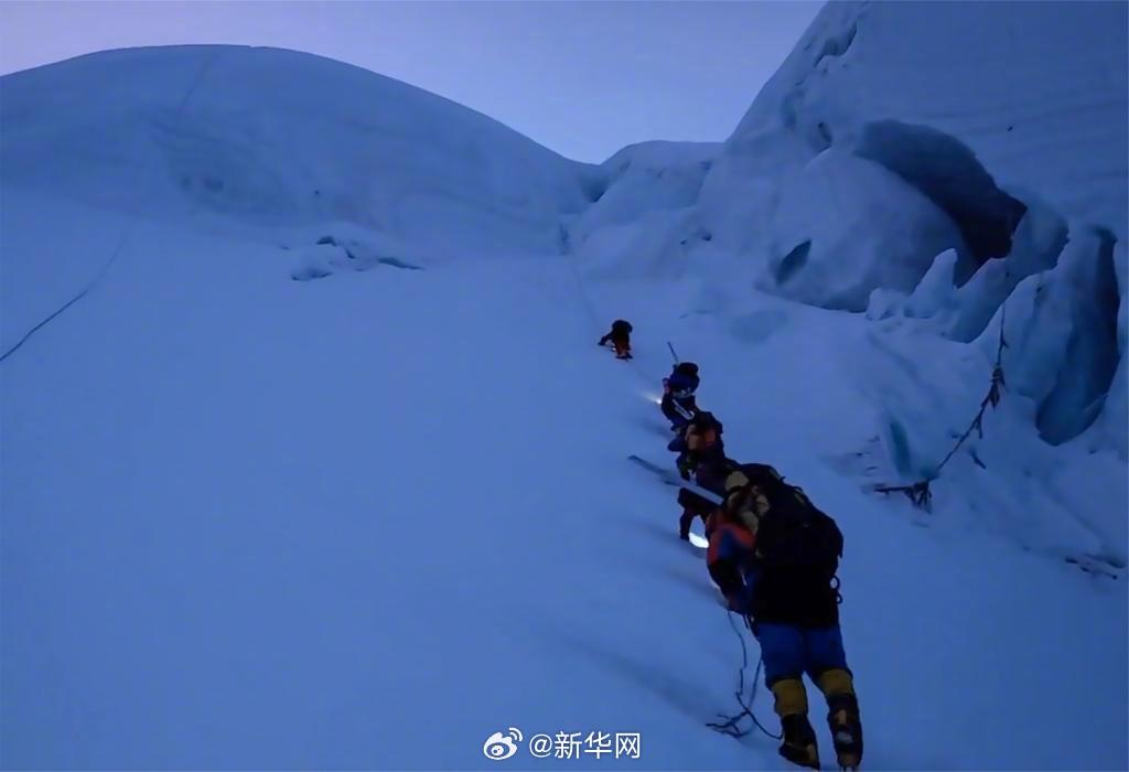 18名國家科考隊員成功登上卓奧友峰頂 。新華社