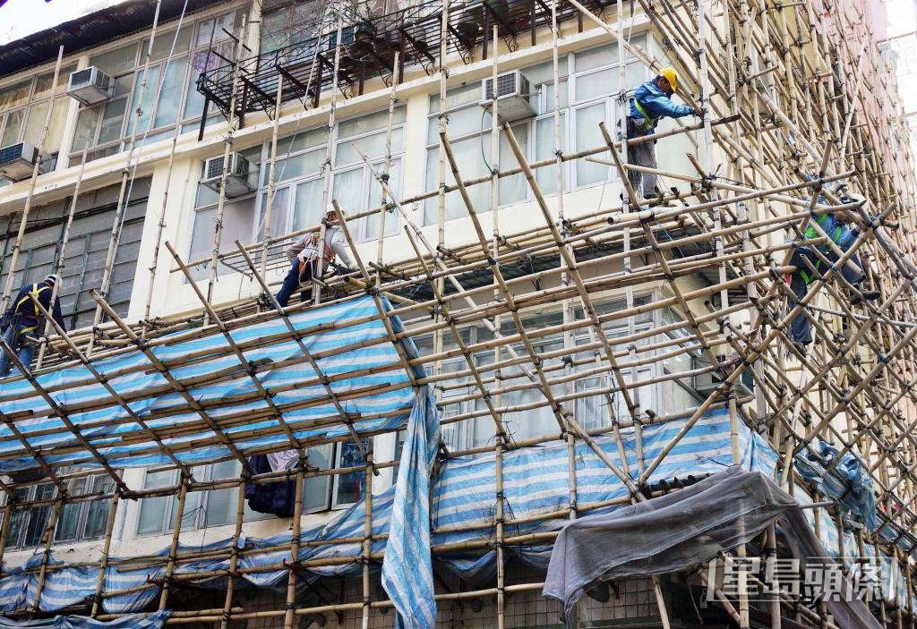 承建商必须确保棚架设计合理，避免悬臂式檐篷，检查承重能力。