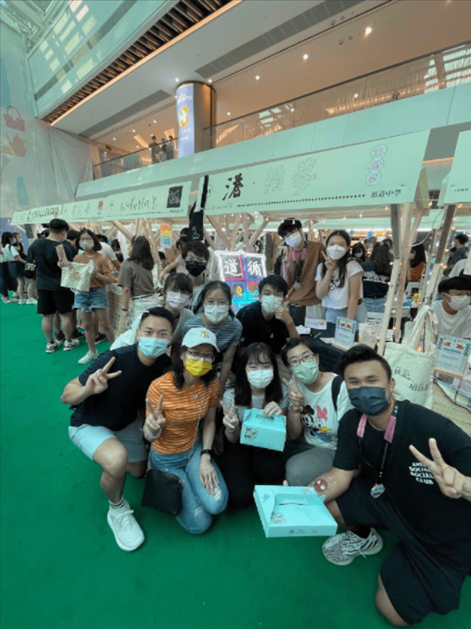 循道中學於過去數年讓中四及中五學生參加「築動職涯•青年敢夢創業市集」, 認識不同創業技能,鄧智偉(左一)指他們嘗試產品設計、預算、採購及生產。 循道中學於過去數年讓中四及中五學生參加「築動職涯•青年敢夢創業市集」, 認識不同創業技能,鄧智偉(左一)指他們嘗試產品設計、預算、採購及生產。