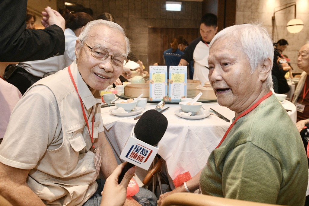 89歲的李伯伯陪同86歲的妻子劉婆婆首次試食軟餐。 89歲的李伯伯陪同86歲的妻子劉婆婆首次試食軟餐。