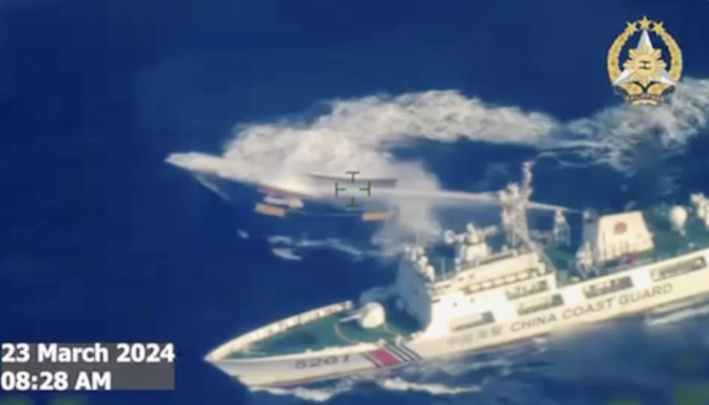 高空角度看中国海警靠近并用水炮驱赶菲律宾UM-4（Unaizah May 4）补给船。 美联社