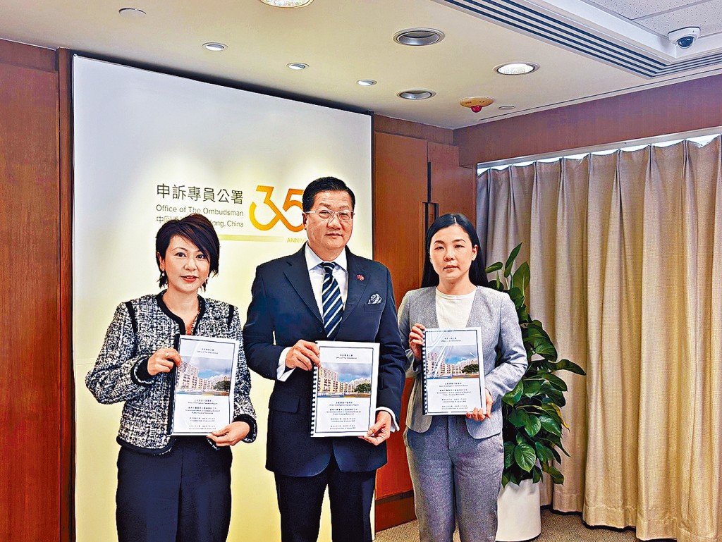 申訴專員陳積志（中）對當局打擊濫用公屋工作提出31項建議。