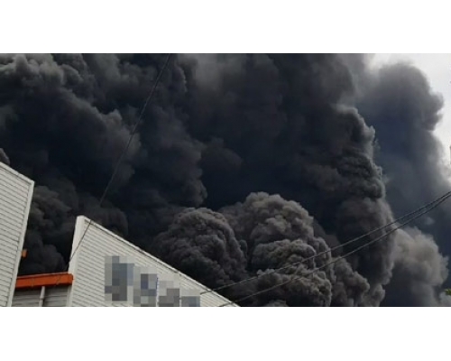 南韩仁川工业区化工厂大火，现场浓浓黑烟不断窜出。(网图)