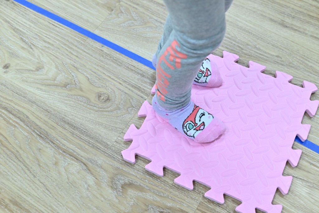 「鳄鱼来了!唔想被咬就跳到垫上吧!」(由受访者提供) 「鳄鱼来了!唔想被咬就跳到垫上吧!」(由受访者提供)