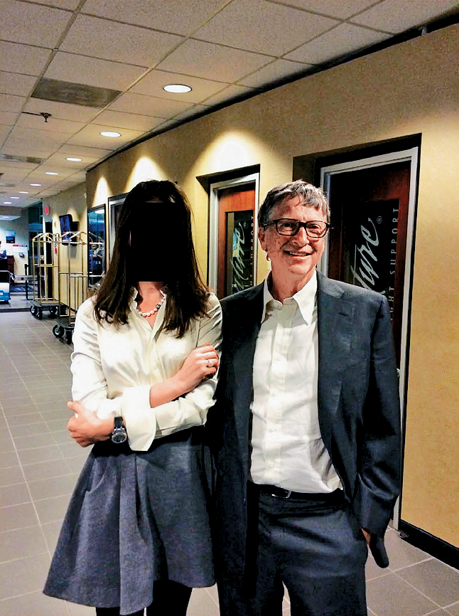 新曝光照可見蓋茨身旁站着一位年輕女士。