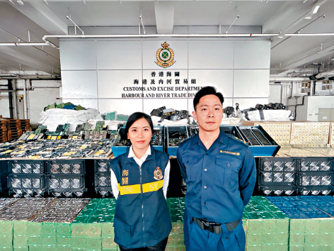 海关有组织罪案调查科调查主任黄颖炘（左）与港口及海域科货柜货物检查组督察岑伟平讲述案情。