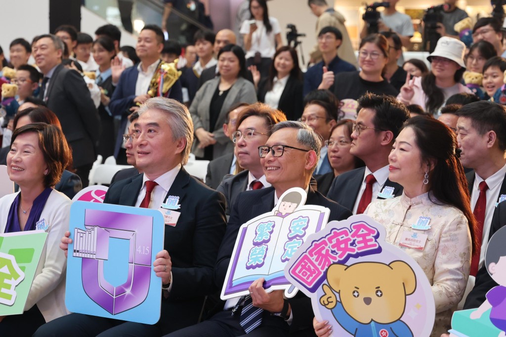 卓孝業由早到晚出席多個活動，包括升旗儀式、主題講座、網絡安全競賽啟動禮、學界國家安全常識挑戰賽等。保安局FB