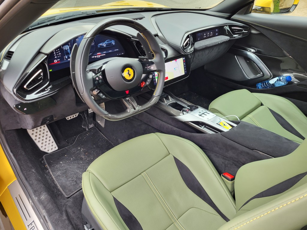 Ferrari 12Cilindri车厢陈设跟Purosangue相似，面前是15.6寸弧形数码表板，还有全新10.2寸中控触屏及副驾8.8寸触屏。