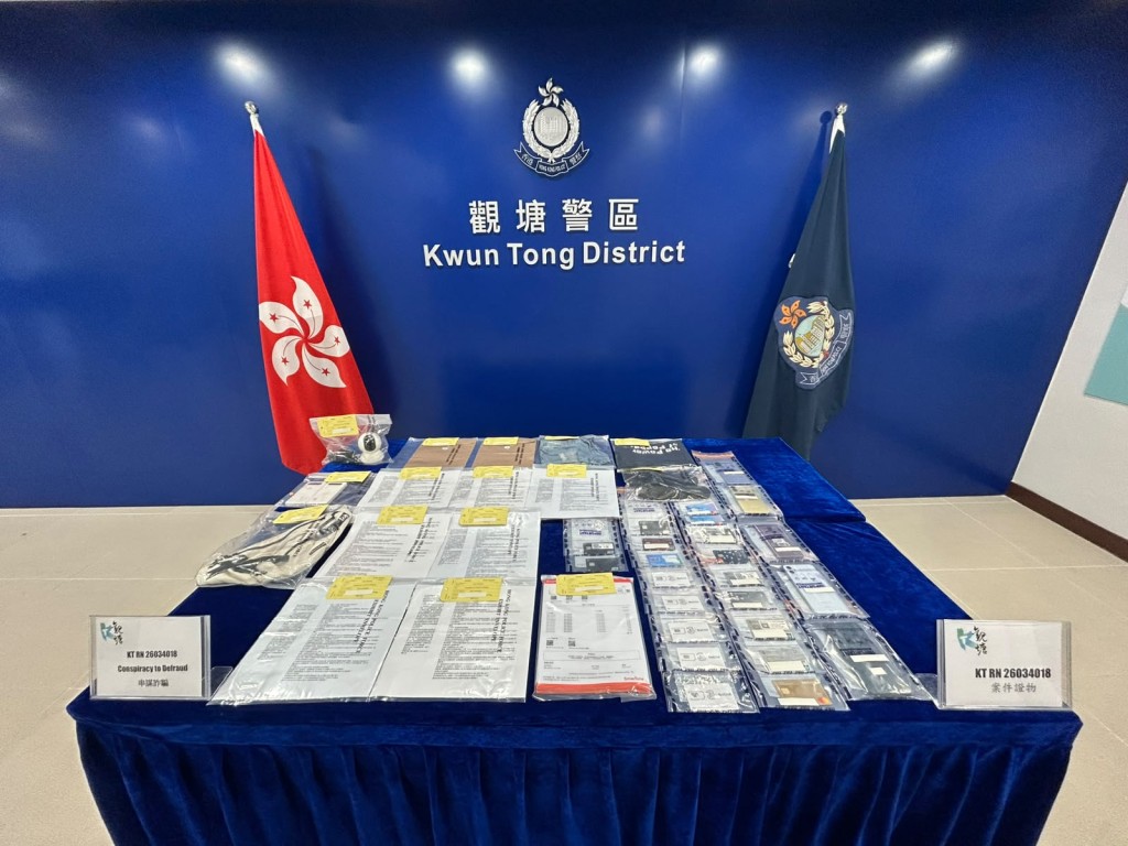 警方檢獲多部手提電話、電話卡、多張他人的銀行卡及假冒官員的講稿。曾志恒攝 警方檢獲多部手提電話、電話卡、多張他人的銀行卡及假冒官員的講稿。曾志恒攝