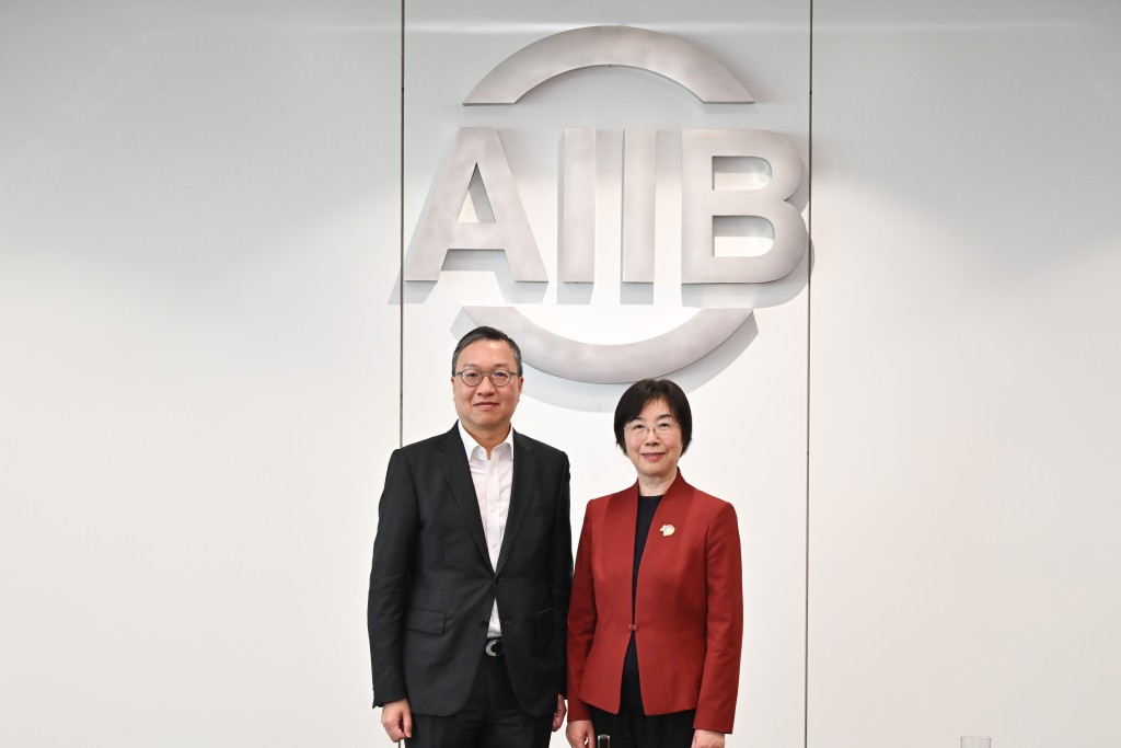 林定国（左）与亚洲基础设施投资银行行长邹加怡（右）于会面后合照。