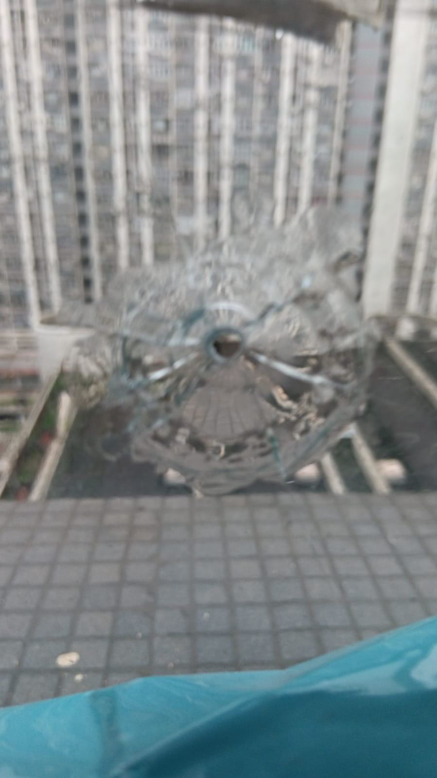 有网民表示男友位于朗屏邨的寓所被人射BB弹,导致窗上遗下弹孔。threads@ritachong628图片 有网民表示男友位于朗屏邨的寓所被人射BB弹,导致窗上遗下弹孔。threads@ritachong628图片