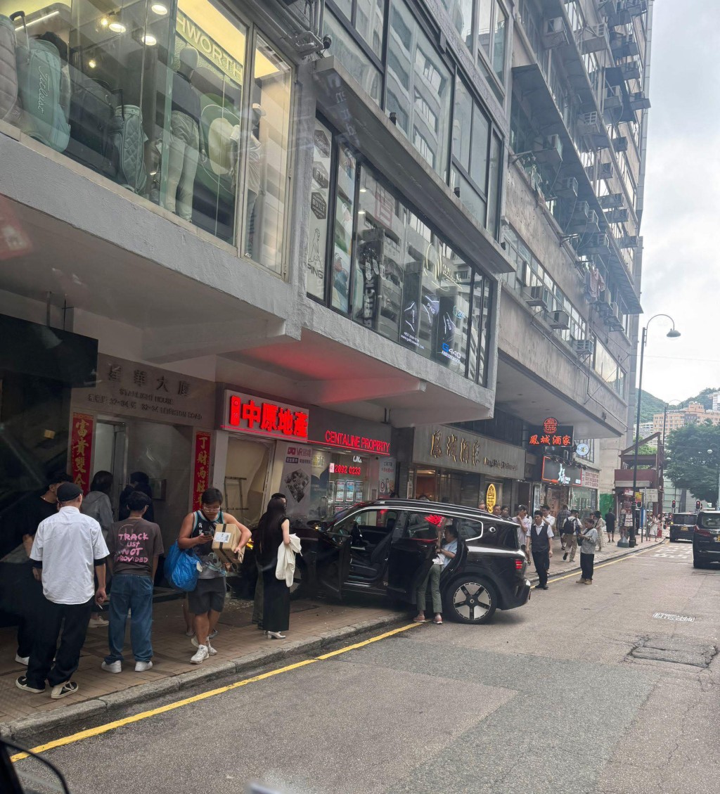 一輛深色私家車駛至禮頓道36號對開時突然失控,撞入一間地產舖。網上圖片 一輛深色私家車駛至禮頓道36號對開時突然失控,撞入一間地產舖。網上圖片