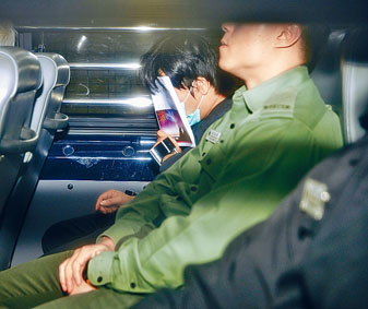 被告劉璋輝由囚車押走。