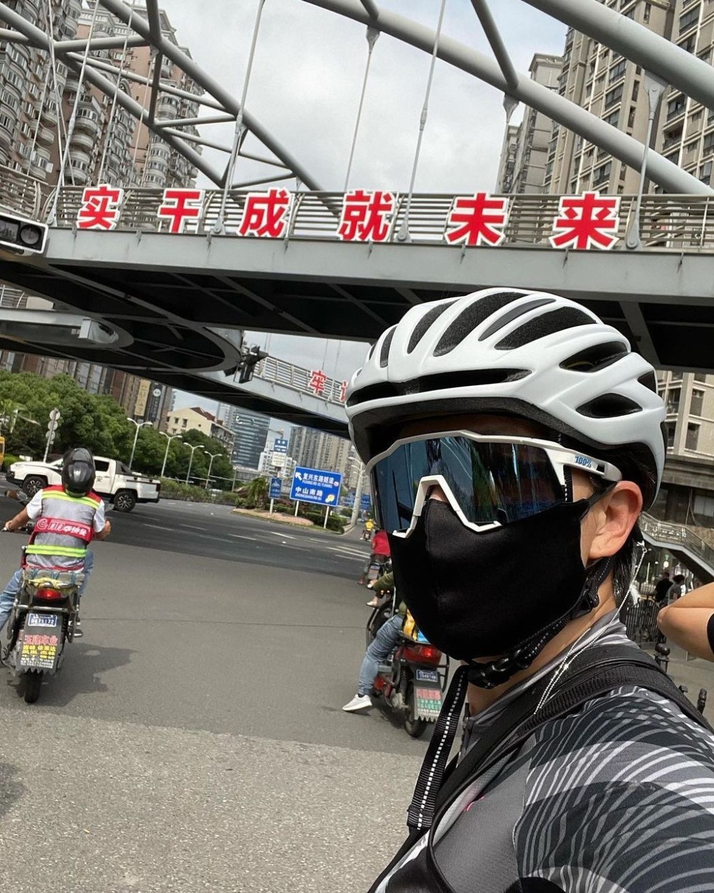 防風眼鏡加埋口罩，途人認唔出係大明星。