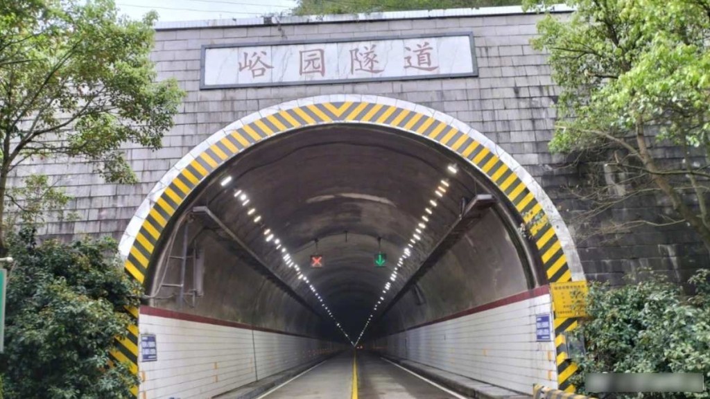 张家界峪园隧道重开，两度「走数」，惹起受影响民众不满。澎湃新闻