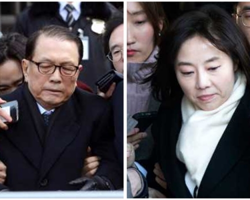 金淇春（左）和趙允旋離開首爾中央地方法院。AP