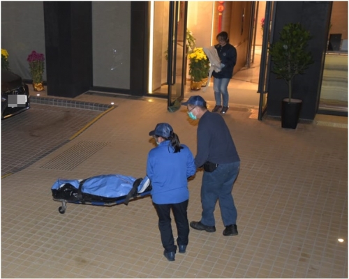 仵工移走死者遺體。