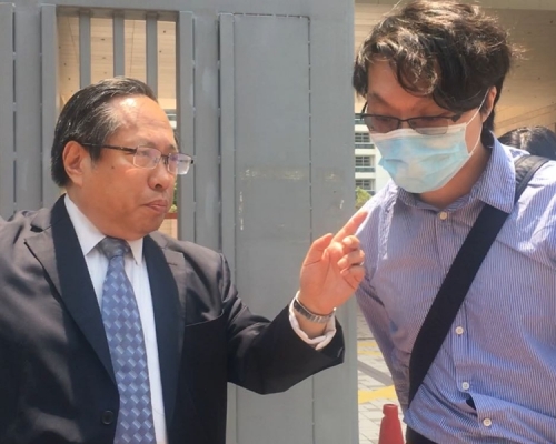 死者胞弟嚴俊豪由其代表律師何俊仁陪同到庭。劉曉曦攝
