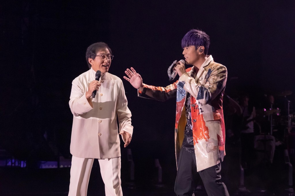 成龍為周杰倫演唱會擔任嘉賓。