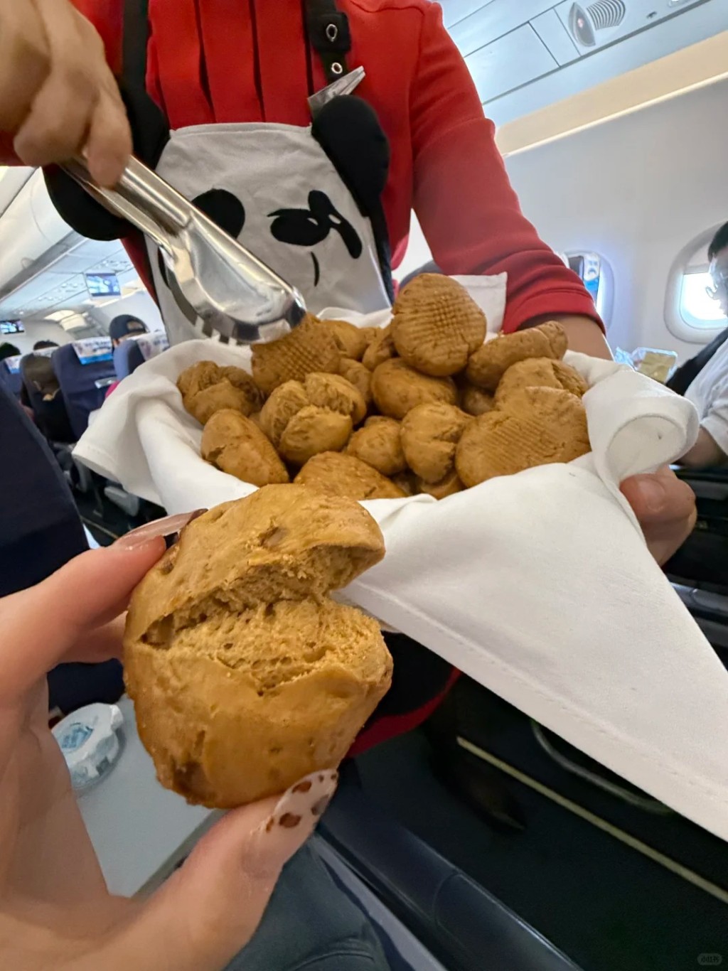 川航部份航班派饅頭或花捲等小食,引起網民爭論。小紅書 川航部份航班派饅頭或花捲等小食,引起網民爭論。小紅書