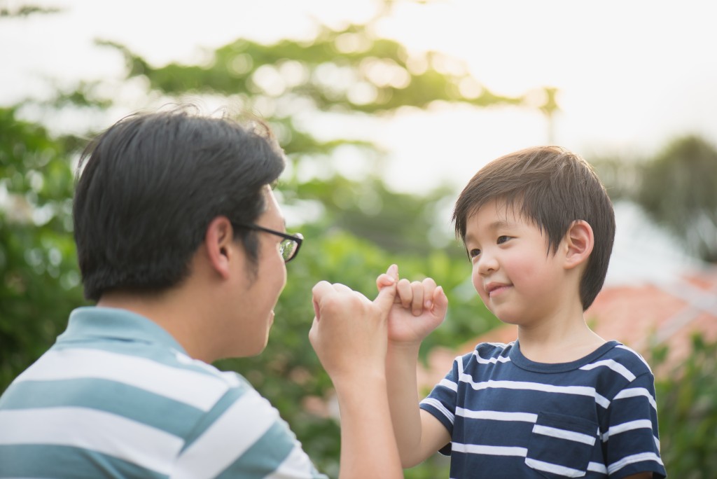 家長以身作則，與孩子一起遵守時間表，建立良好的生活習慣有助減少孩子出現拖延情況。