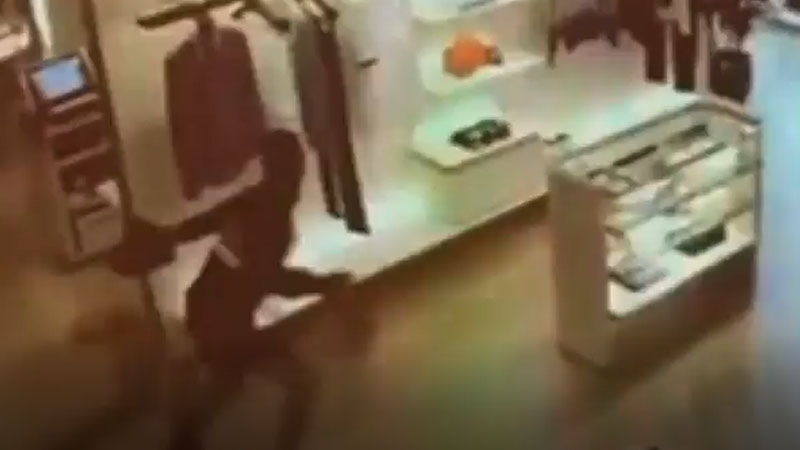 少年闯LV店抢袋后逃跑。 Twitter影片截图