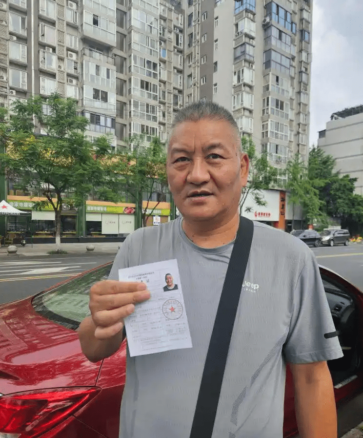 梁實領取准考證。 梁實領取准考證。
