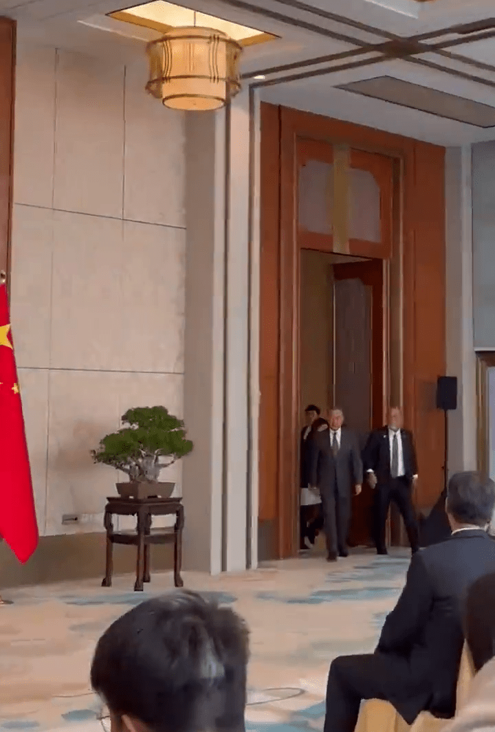 中共中央政治局委員、外交部長王毅瑙魯外長安格明步入會場。