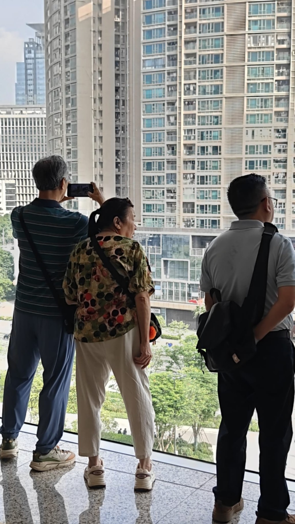 不少南下旅客在玻璃幕牆前打卡拍照。周正豪攝 不少南下旅客在玻璃幕牆前打卡拍照。周正豪攝