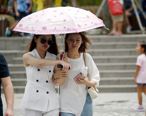 天文台預料本港今日短暫時間有陽光,有幾陣驟雨及雷暴。