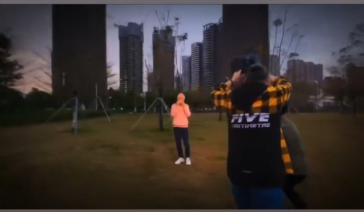 李龙基昨日（12日）在IG的限时动态，贴上为新歌《云淡风清》的MV部份片段。