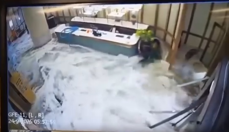 香港仔的富麗敦海洋公園酒店被「洪水」沖爆玻璃門