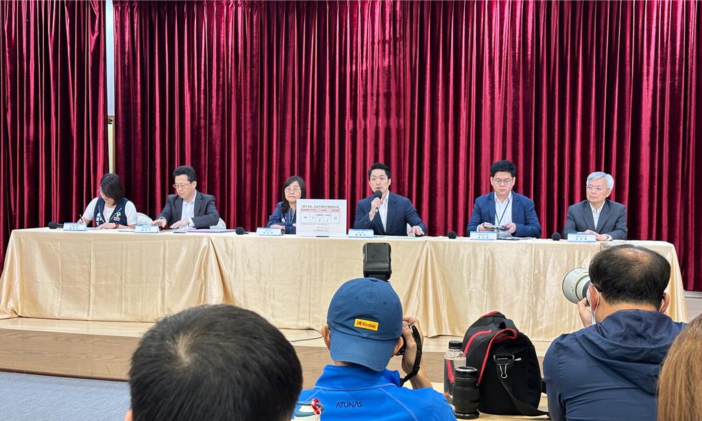 台北市长蒋万安说明宝林茶室中毒案新进展。 中时