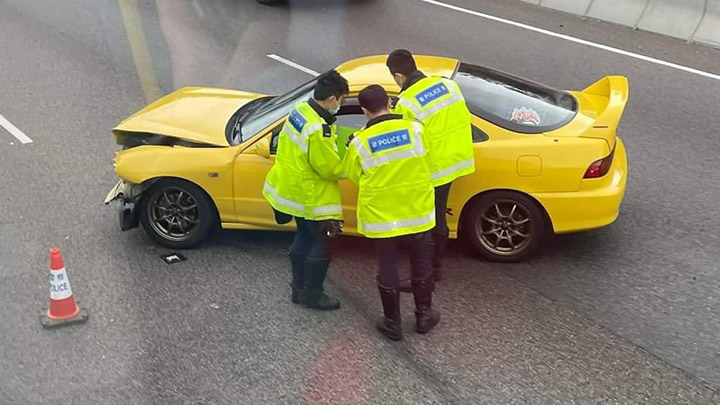 黃色本田私家車車頭損毀。網上圖片
