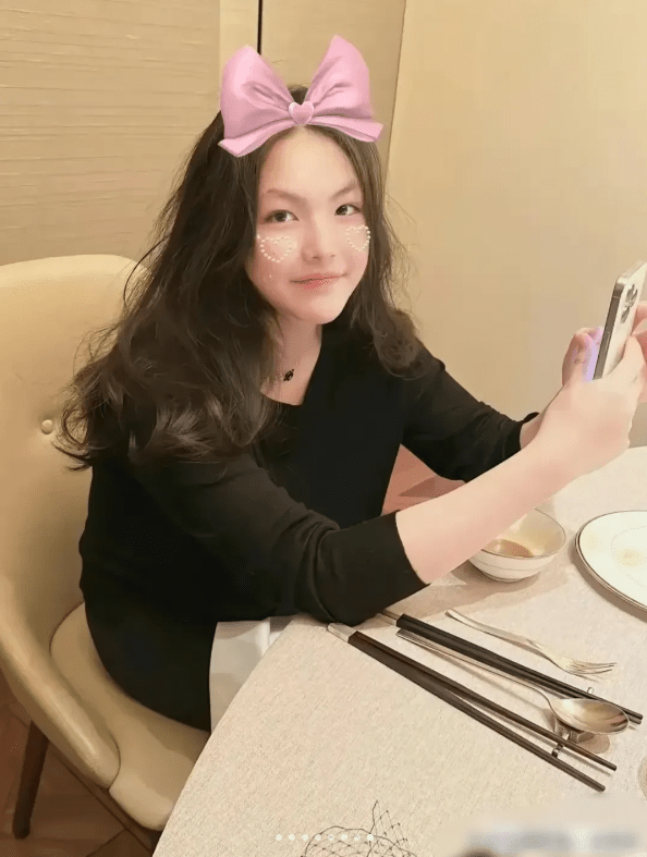 李湘14歲的女兒王詩齡，已經長是少女一名。