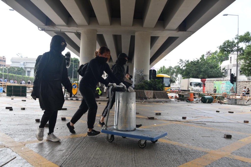 有大批穿黑衣的示威者在浸大附近的道路築路障。