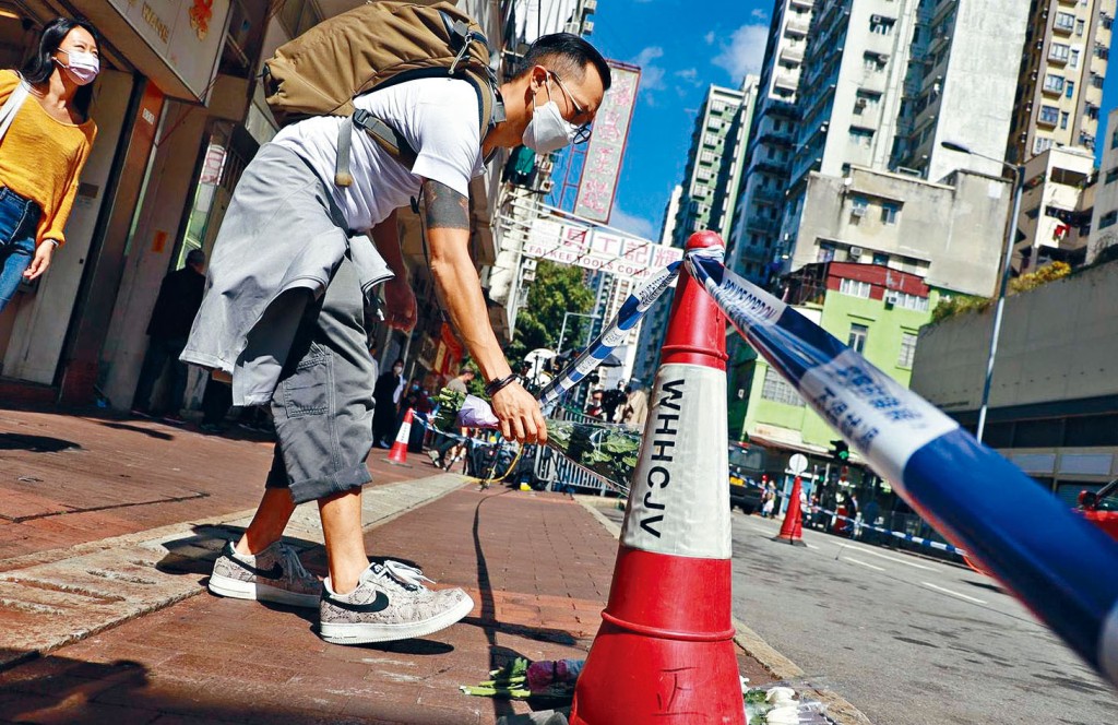 市民摆放鲜花致哀。