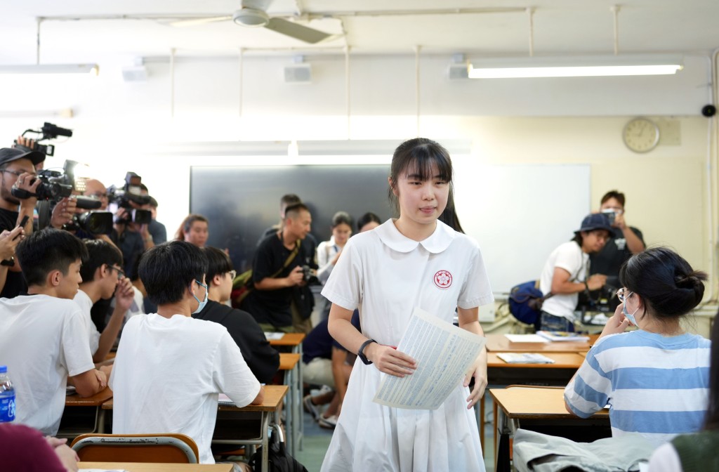 姚臻怡认为相比香港大学，中大的校园气氛和医学院的教学安排较适合自己。