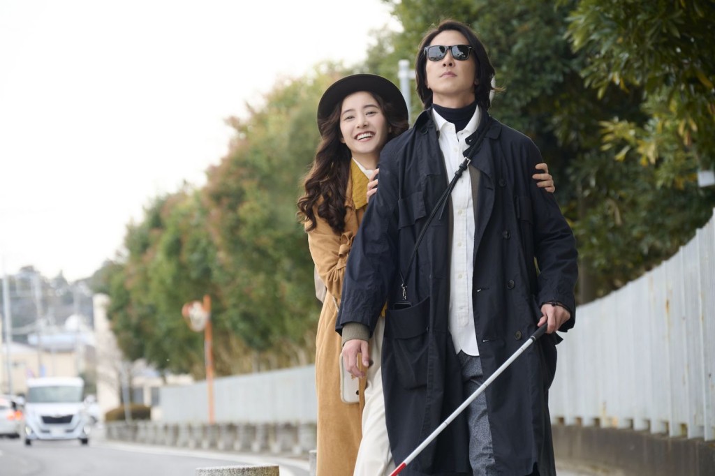 山下智久在《看不見聽不見也愛你》飾演失明人士。