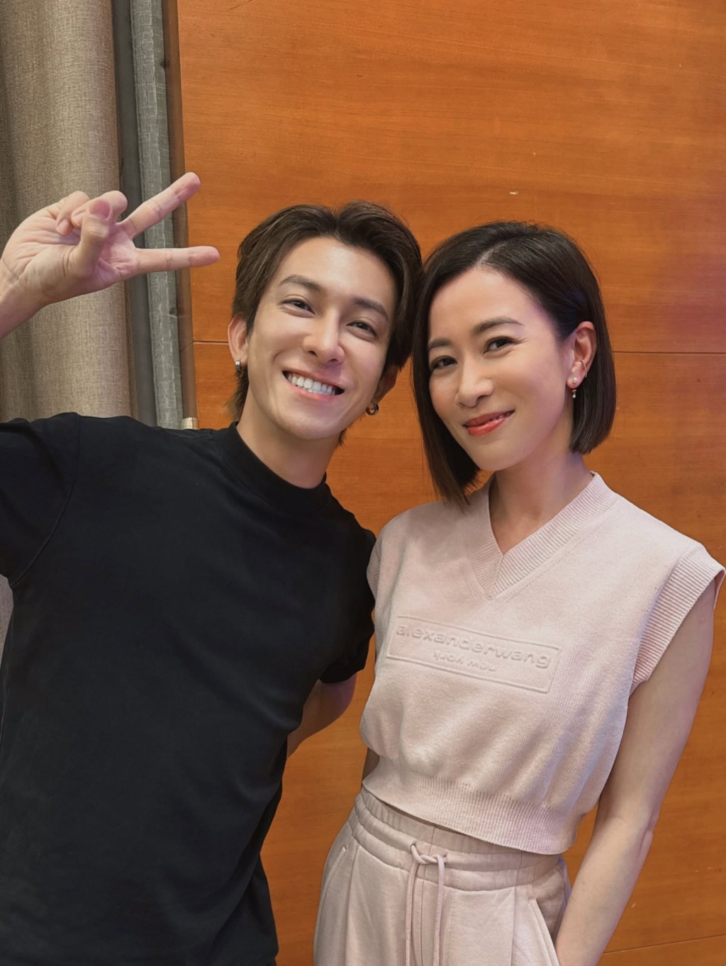 馮顯藝曾與佘詩曼合拍《新聞女王》。 馮顯藝曾與佘詩曼合拍《新聞女王》。