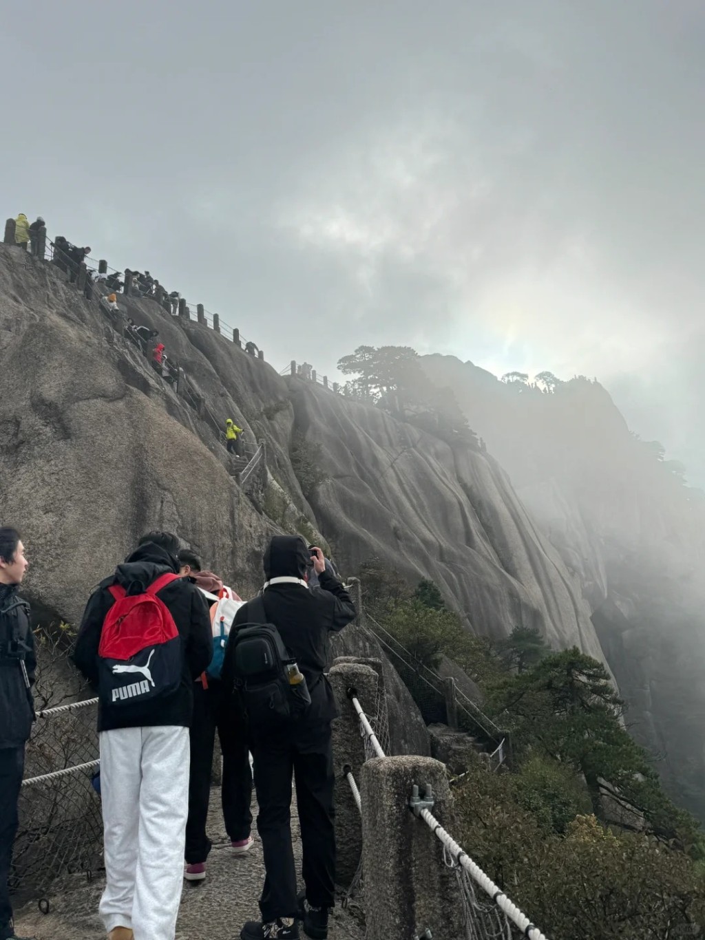 黄山景区每到长假期也出现人满之患。影片截图