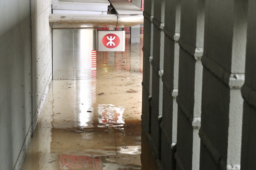 港鐵黃大仙站在去年9月世紀暴雨中水浸，一度要暫停服務。資料圖片