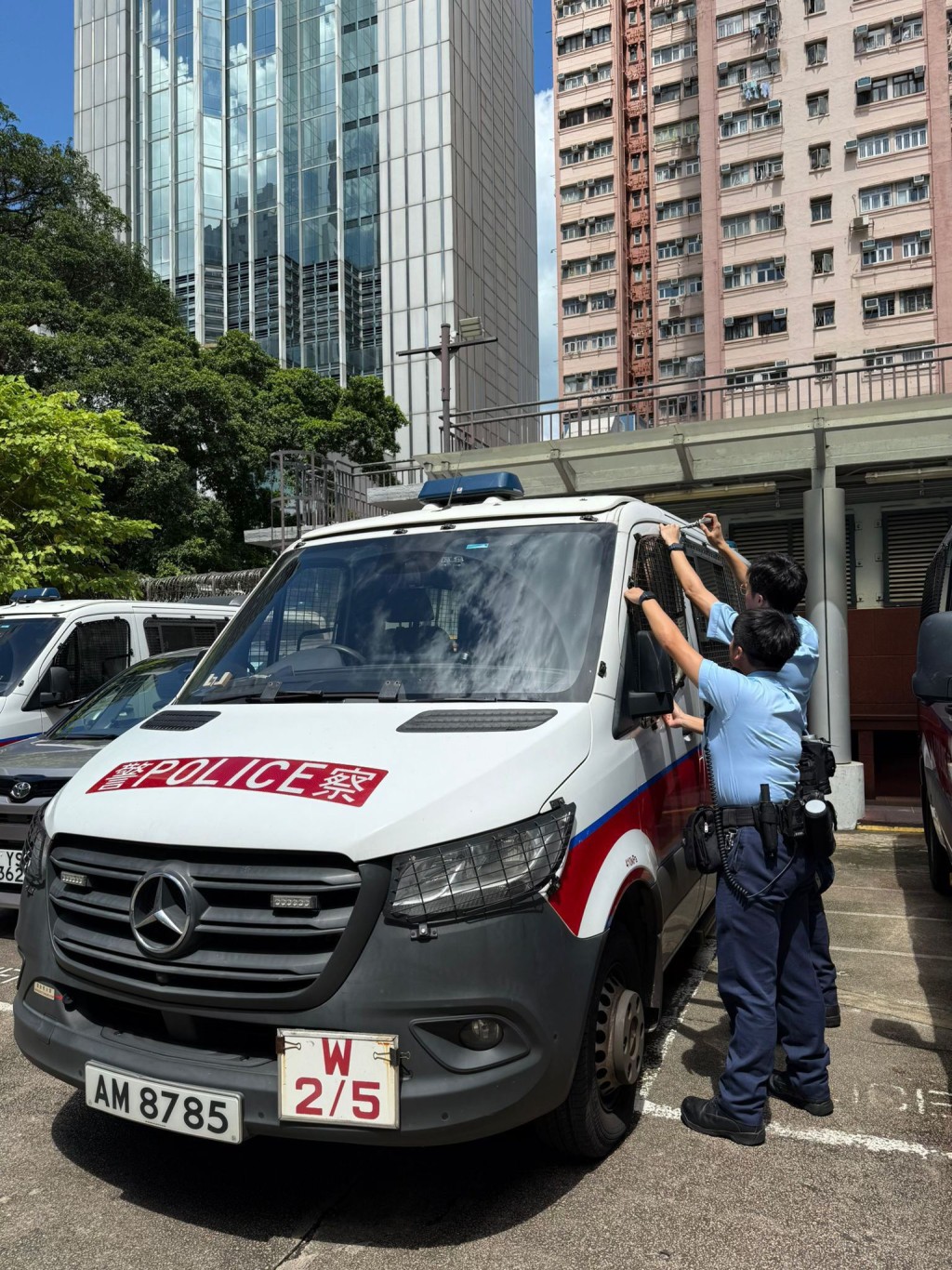 前線警務人員今日與政府各部門走訪低窪地區及村落,進行防風宣傳,協助有需要人士做好防風措施。香港警察fb圖片 前線警務人員今日與政府各部門走訪低窪地區及村落,進行防風宣傳,協助有需要人士做好防風措施。香港警察fb圖片