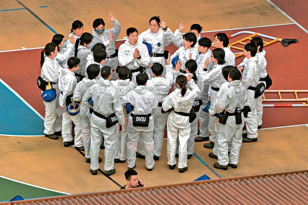 10多名災難遇害者辨認組人員身穿白色保護衣，為蒐證作最後準備。