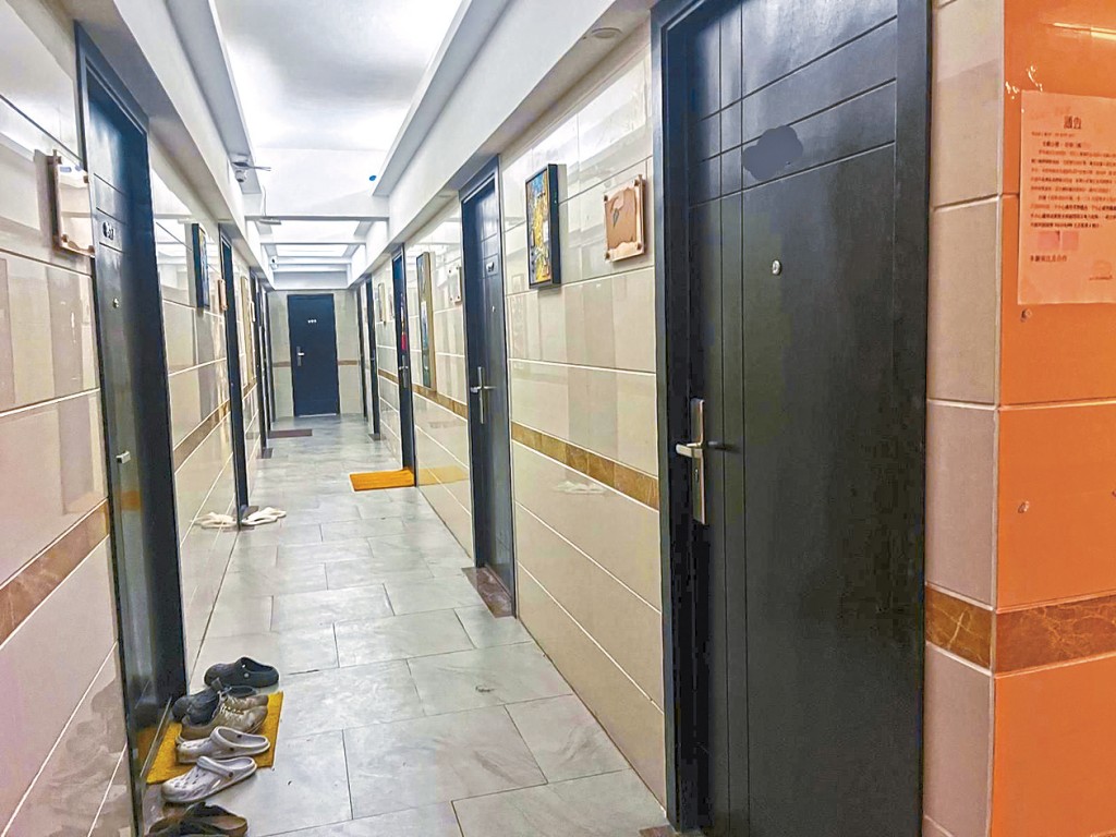 王明慧強調，屋宇署打擊工廈劏房的力度不會因簡樸房政策而調整。