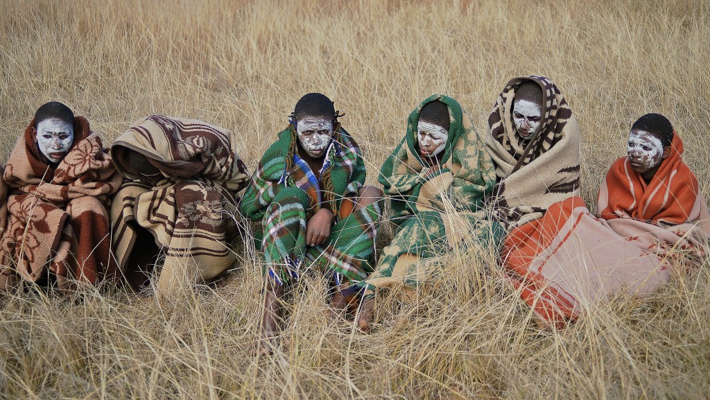 接受割禮的科薩族男孩聚在一起。 法新社