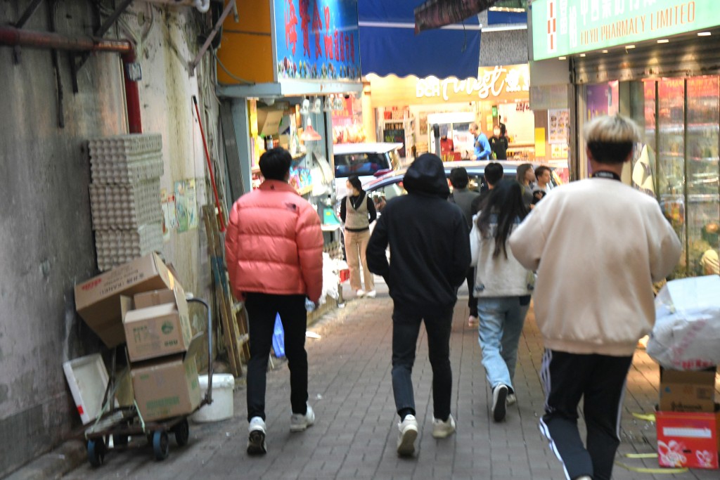 卢惠光两名儿子身穿红色羽绒及黑色卫衣，与许智政分途离开。徐裕民摄